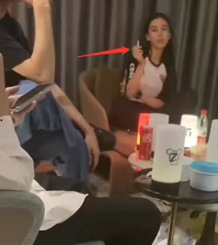 女星杨颖抽烟视频爆料,揭秘明星私生活的一面