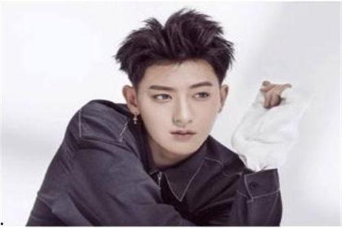 导演爆料黄子韬化妆视频,揭秘明星化妆全过程