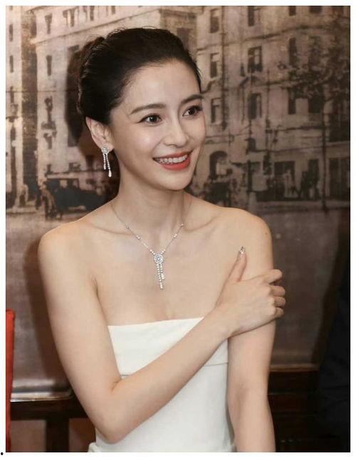 杨颖最新杂志消息爆料,时尚转型与生活态度大公开